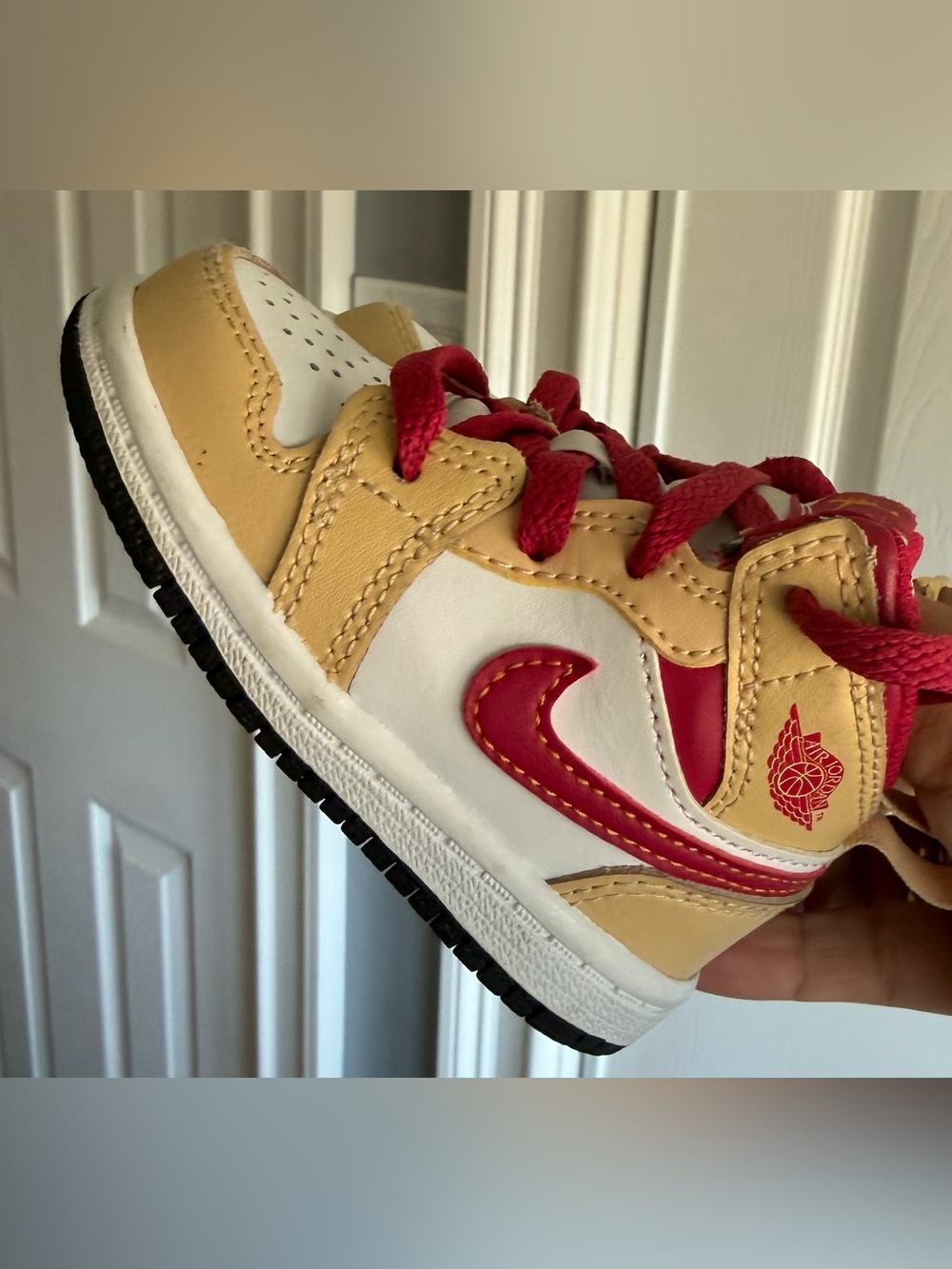 Air Jordan 1 Mid Toddler Light Curry Cardinal
Red 640735-201 Size: 4C - Picture 8 of 10